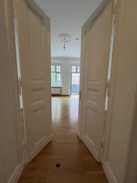Stuckaltbau 2-Zimmer mit Balkon in Berlin-Friedrichshain — photo 1
